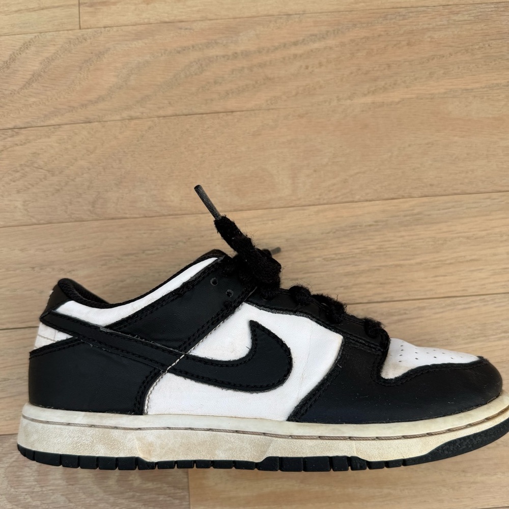 Nike Kids Low Dunk Pandas. Black and white, size 1.5Y.